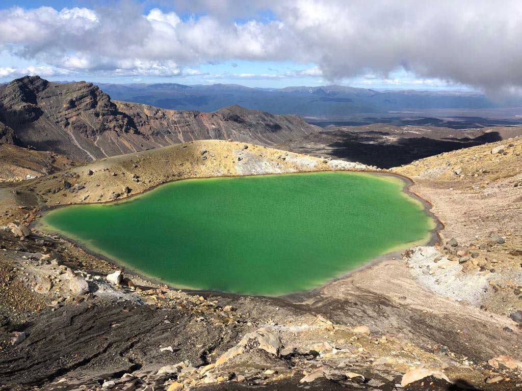 Tongariro-Alpine-Crossing-Emerald-Lake-1